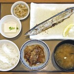 やよい軒 - 料理写真:【ミニすき焼き小鉢付】さんまの塩焼定食