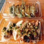 手包餃子 餃 - 上が里芋ぎょうざ　下がレンコン餃子です