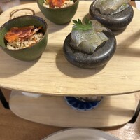 グルマンプラス - 4種のタパスの盛り合せ
                    　1) キヌアのサラダ
                       2) こちのセビーチェ