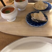 グルマンプラス - 4種のタパスの盛り合せ
                    　3)フルーツトマトのガスパチョ
                       4)蛤のジュレ