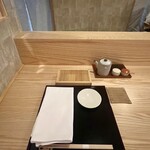 天ぷら上村 - セッティング　
      ⭐️特注で試行錯誤して作られた置き台も斬新だ