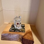 天ぷら上村 - 店内　置物