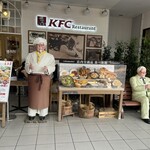 ケンタッキーフライドチキン - カーネルサンダーが2人いる。ディズニーならアウトですかね