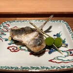 日本料理FUJI - 小鯵の唐揚げ. 皮はパリパリなのに身は柔らかい. いくらでも食べられそう. 付け合わせは天然銀杏.