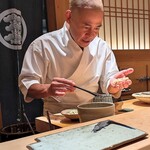 鮨 さいとう - つけ台に立つなり、キリっと仕事に入る大将。