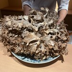 日本料理FUJI - 巨大です. 香りが漂ってきます.