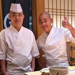 鮨 さいとう - 本日の助っ人、ひろし君と。大将の横で直立不動の姿勢(笑)