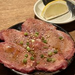 近江牛ホルモン いるもん - たん  塩とレモンで