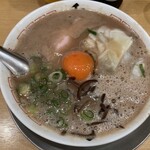 博多ラーメン 和 - 月見ラーメン1100円＋ワンタン250円
