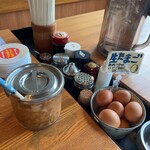 徳島ラーメン人生 - 生たまごは無料。ピリ辛もやしも味わえます。