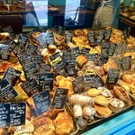 Pane Ho Maretta - ガラス越しのパンコーナー（週末13時頃）