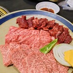 焼肉山吉 - 盛り合わせAセット(特上カルビ、和牛ロース、ハラミの順)