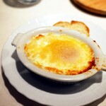 La Brianza - トリュフを削りかける前のトリュフと卵のオーブン焼