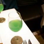 La Brianza - 乾杯ドリンク〜グレープフルーツとパイナップルのブルーキュラソーカクテル