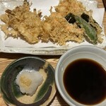 並木藪蕎麦 - 天ぷらは海老尽くし！ツユは濃いです。笑