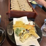 須坂屋そば - 天ぷら中〈えびは2本アナゴとキスもあります。〉