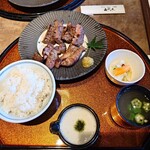 山風木 - 手前のお肉がたん元、奥のがたん先