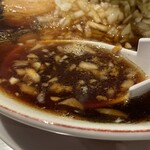 竹岡式ラーメン まる竹 - スープ