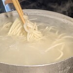 近江牛ホルモン いるもん - 目の前で茹でられて、作られます