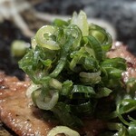 近江牛ホルモン いるもん - 葱たん  これさっきひっくり返した(⁠≧⁠▽⁠≦⁠)
       最後の一枚なのに‥