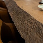 近江牛ホルモン いるもん - カウンターの木いいなぁ