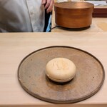 寿司処 しん - あん肝を煮て餡状にし最中の皮にはさんだ逸品