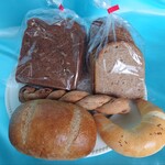 ハルツ - 左上からナップンパニッケル、サワーライ、ライスティック、ライブレッド、ザルツシュタンゲン