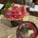 鮪蔵 - 生マグロ丼