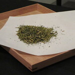 日本料理 TOBIUME - ほうじ茶の茶葉は、直前で煎られる