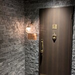 Bar Noble YOKOHAMA - お店の入口　重厚な雰囲気で中の様子は全くわからない
