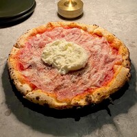 ERUTAN RESTAURANT BAR - まるごとブラッターチーズと極薄生ハムのERUTANスペシャルピッツァ　