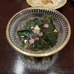 鮨 はち丸 - 金時草と黒ひじきの酢の物　絶品！