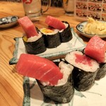 立ちすし酒場さしす - とろ鉄火(手前)、とろたく(奥)