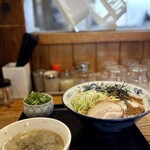 中華蕎麦 春馬 - 朝油そば(普)850円に九条ねぎトッピング200円