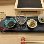 鮨 まえざわ - 左から雲丹豆腐、もずく酢、黒ゴマ豆腐、貝の煮込、ししとう