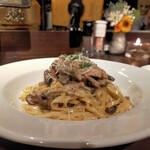 恵比寿山の上バル - ポルチーニとベーコンのクリームソース