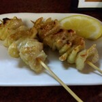 鶴亀 - 鳥皮２本 200円(税込)(2025年5月14日撮影)