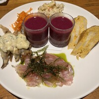 FISH - オオグチイシチビギのカルパッチョ、トルティージャ、自家製鰹のスモークポテサラ、キャロットラペ、キビナゴフリット自家製タータソース真ん中はドラゴンフルーツのガスパチョ
