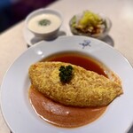 津々井 - トロトロオムライス(スープ・サラダセット)