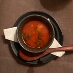 インド料理 想いの木 - ラッサム：真っ赤なスープは岐阜県の美味しいトマトの味わいと、スパイスの調和のとれたバランスが味わいは豊かで素晴らしく美味しい！少しピリッの刺激も魅力的なだった。