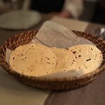 インド料理 想いの木 - パパド：お豆から作られたパパド。軽いパリッとした食感、スパイスの香りが香る。黒胡椒のピリ辛と塩けがアクセントで良い。マンゴーのチャツネを付けると、マンゴーの風味の甘みが加わり、その甘辛が最高。