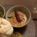 インド料理 想いの木 - ダルカレー：唐辛子が一本丸々入っていて辛そうだけど、大辛でも、あまり辛くなかった。こんなに美味しい豆カレーははじめて！食が進む！