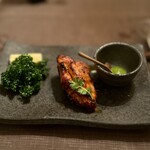 インド料理 想いの木 - タンドリーチキン／ひな鳥
      スパイス、ヨーグルトでマリネしたチキンを国産備長炭のかぐわしい風味をまとった味。
      日本の備長炭の香りが風味を豊かにしてくれている。レモンやコリアンダーが良く合う。