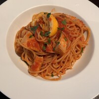 メルジェリーナ - スパゲッティ 柔らかく煮た豚バラ肉のアラビアータ レモン風味