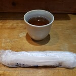 天然魚と七輪焼き 隠れ居酒屋 雑魚や - お茶・おしぼり