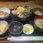 天然魚と七輪焼き 隠れ居酒屋 雑魚や - （※写真3）注文物（幻の大間産天然本マグロと明石産タチウオの漬け丼と京風おばんざいと野菜たっぷりみそ汁の定食（中））