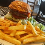 TRANQUIL - トマトとバジルソースのチーズバーガー