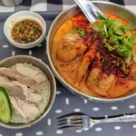 トーキョーカオマンガイ食堂 - トムヤンクンラーメン890円とミニカオマンガイ450円。

