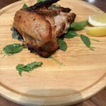 肉バル ジラソーレ - ３　大山鶏のロースト　食べ応えあり