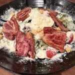 肉バル ジラソーレ - ２　サラダ　ベーコンが肉厚　ボリュームあり